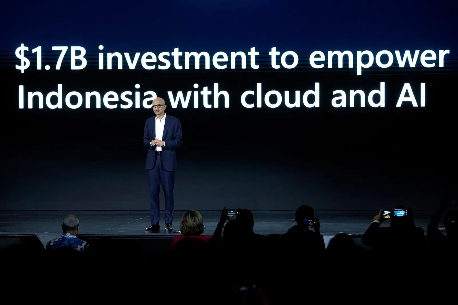 Satya Nadella mengumumkan investasi Microsoft senilai US$1,7 miliar untuk pengembangan cloud dan AI di Indonesia pada April 2024.